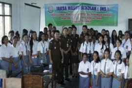 Prosecutor Goes to School