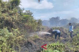 BPBD Singkil padamkan lahan gambut terbakar