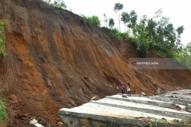 Hati-hati,  Jalan ke Wisata Puncak Rembangan Jember Longsor