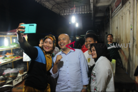 Warga ajak Rusydi foto selfie