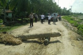 Warga Tanah Pasir blokir jalan