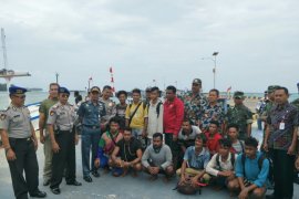 Kapal dihantam ombak, 13 ABK berhasil selamat