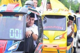 Pasangan "Anhar" naik becak ke KPU