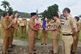 ASN terbaik terima penghargaan