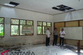 Dua atap SDN 2 Air Kuning-Jembrana rusak
