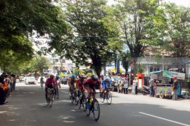 Peserta Balap Sepeda Tour de Indonesia Disambut JFC di Jember (Video)