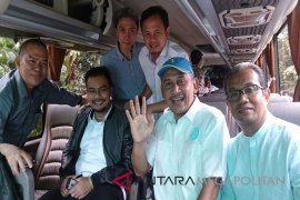 Cek Kesehatan Tiga Paslon Kompak Naik Bus (Video)