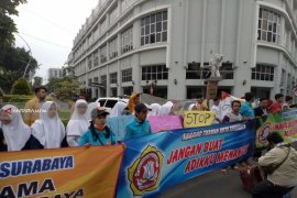 Ratusan Pelajar di Surabaya Aksi Tolak Kekerasan Anak