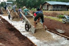 Kades Putri Puyu: Akhirnya Desa Kami Tidak Terisolasi
