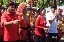 Ribuan masyarakat antar paket "AMAN" daftar ke KPU Gianyar