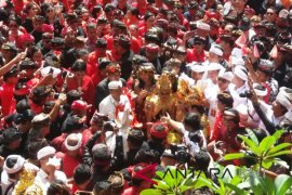 Ribuan pendukung antar KBS-Ace daftar ke KPU Bali (video)