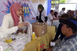 Dokter Lakukan Pemeriksaan Gigi Gratis