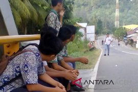 Puluhan siswa Aceh Selatan terkendala ke sekolah