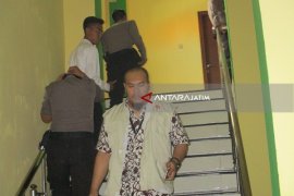 Sejumlah Koper Berisi Dokumen Dibawa KPK