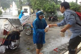 Jurnalis Cirebon salurkan bantuan korban banjir