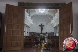 Foto warga Muslim bantu bersihkan Gereja Santa Lidwina beredar viral