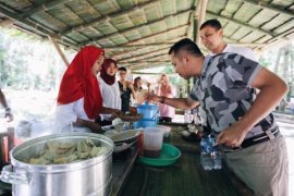 Ridho Ficardo Nikmati Kuliner Tahura WAR