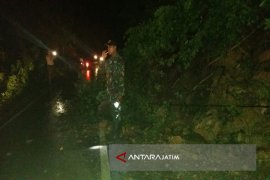 Jalur Pamekasan-Waru Tertutup Bukit Longsor
