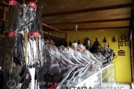 Penjualan produk kerajinan kayu hitam di Palu lesu