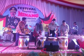 Kapolda ajak masyarakat lestarikan kesenian Minangkabau
