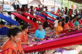 Penenun Sa`dan bertahan dari gempuran motif Toraja