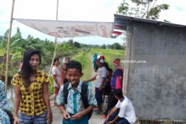 Warga Berdatangan Lihat Penemuan Situs Trik