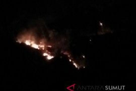 Petugas bersiaga tunggu selang bantuan