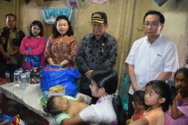 Bupati Nias bantu bayi penderita kelainan hati