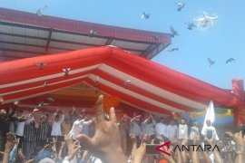 Paslon pilwali Baubau tunjukkan simbol nomor urut