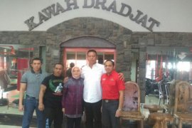 Kang Hasan meminta restu Aa Boxer