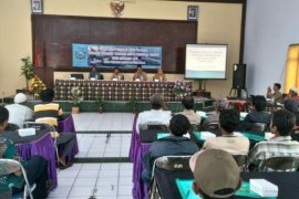 Nelayan Probolinggo Dilatih Buat Jaring Milenium