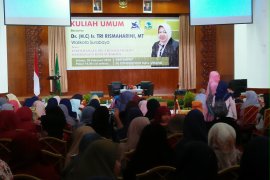 Penasaran, masyarakat antusias hadiri kuliah umum wali kota Surabaya di Unand