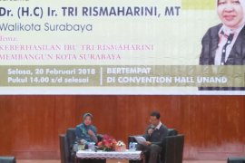 Tri Rismaharini berbagi pengalaman bangun Surabaya kepada masyarakat kampus di Padang