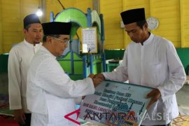 Dana ZIS Bank Kalsel Syariah Kandangan Diserahkan