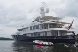Kapal pesiar Inggris berlabuh di Paumako Mimika