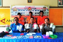 7.600 Pil Koplo di Ubud dari Jember