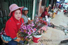 Pedagang bunga musiman di kawasan Pecinan Page 2 Small