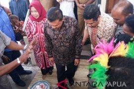 Penjabat Sementara Gubernur Papua Soedarmo disambut secara adat