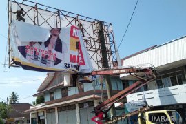 Ratusan atribut pilkada Pariaman ditertibkan