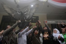 Khofifah Lepas Sembilan Merpati "Nawa Bakti Satya"