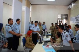 Imigrasi Bojonegoro Hanya Layani 30 Pencari Paspor (Video)