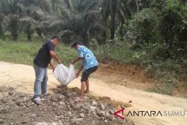 Warga desa perbaiki jalan secara swadaya