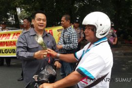 Tokoh agama bagikan bunga jelang Pilkada