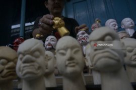 Perajin Wayang Potehi Kembangkan Bisnis Daring