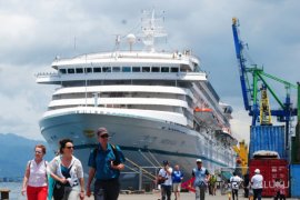 MS Artania kembali singgah di Ambon