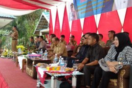 Dewan Dapil Tanjab dampingi gubernur berikan bantuan