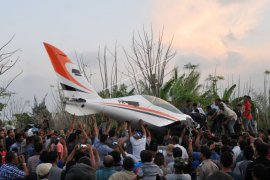 Gubernur Aceh evakuasi pesawat bersama warga
