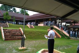 Kominfo Sijunjung serahkan hadiah pemenang lomba penulisan tingkat SLTA