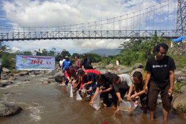 Wartawan Temanggung menebar ikan di Sungai Galeh