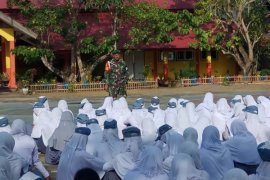 Anggota koramil Atinggola sosialisasikan bahaya hirup lem eha-bond